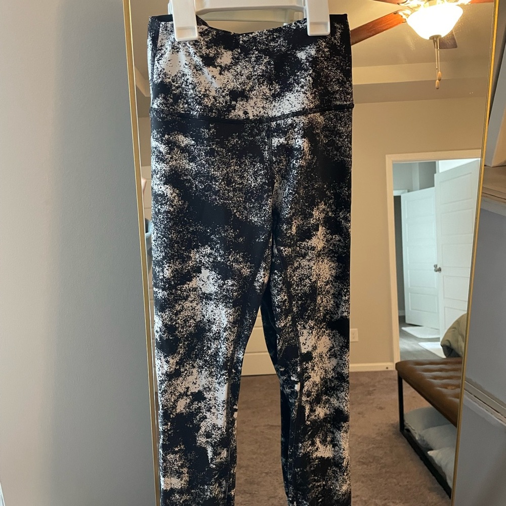 Wunder Under Lulu leggings - black and white print. Size 6, 25 inch